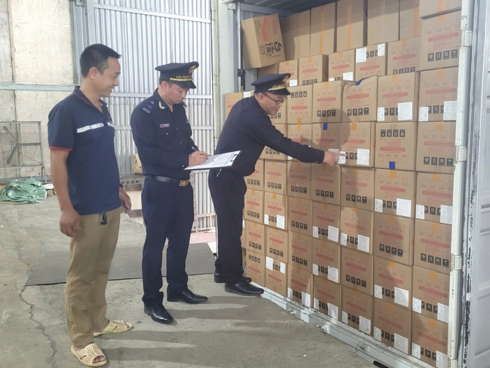 Công chức Hải quan cửa khẩu Chi Ma kiểm tra hàng hóa nhập khẩu. Ảnh: H.Nụ