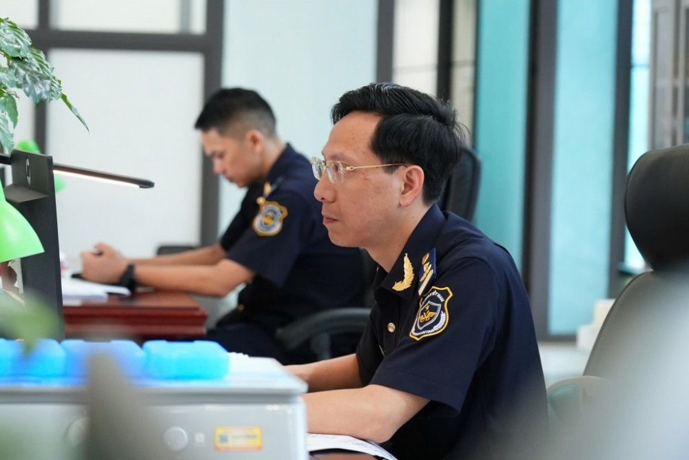 Công chức Hải quan xử lý hồ sơ, thủ tục cho doanh nghiệp trên hệ thống CNTT. Ảnh: H.N