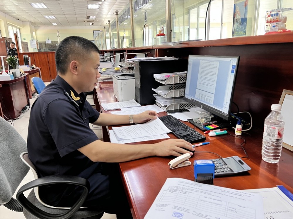 Công chức Hải quan nghiên cứu các văn bản quy phạm pháp luật để triển khai thực hiện. Ảnh: H.Nụ