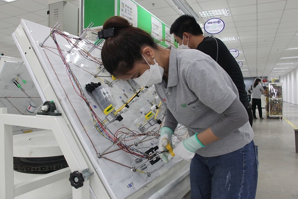 Hoạt đọng gia công, sản xuất xuất khẩu của doanh nghiệp chế xuất. Ảnh: H.Nụ