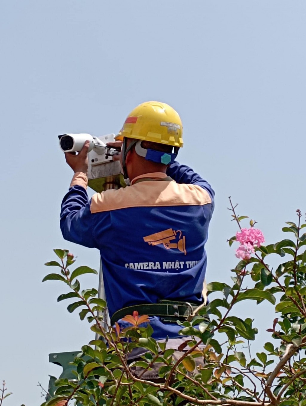 Kỹ thuật viên Nhật Thực thi công hệ thống giám sát EPE tại KCN Yên Phong (Bắc Ninh)