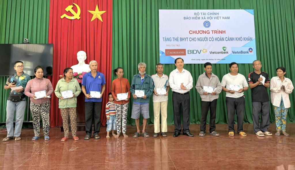 Trao tặng 600 thẻ BHYT cho đồng bào Khmer, tỉnh Vĩnh Long