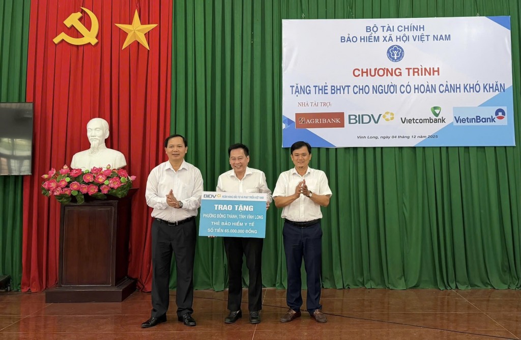 Trao tặng 600 thẻ BHYT cho đồng bào Khmer, tỉnh Vĩnh Long