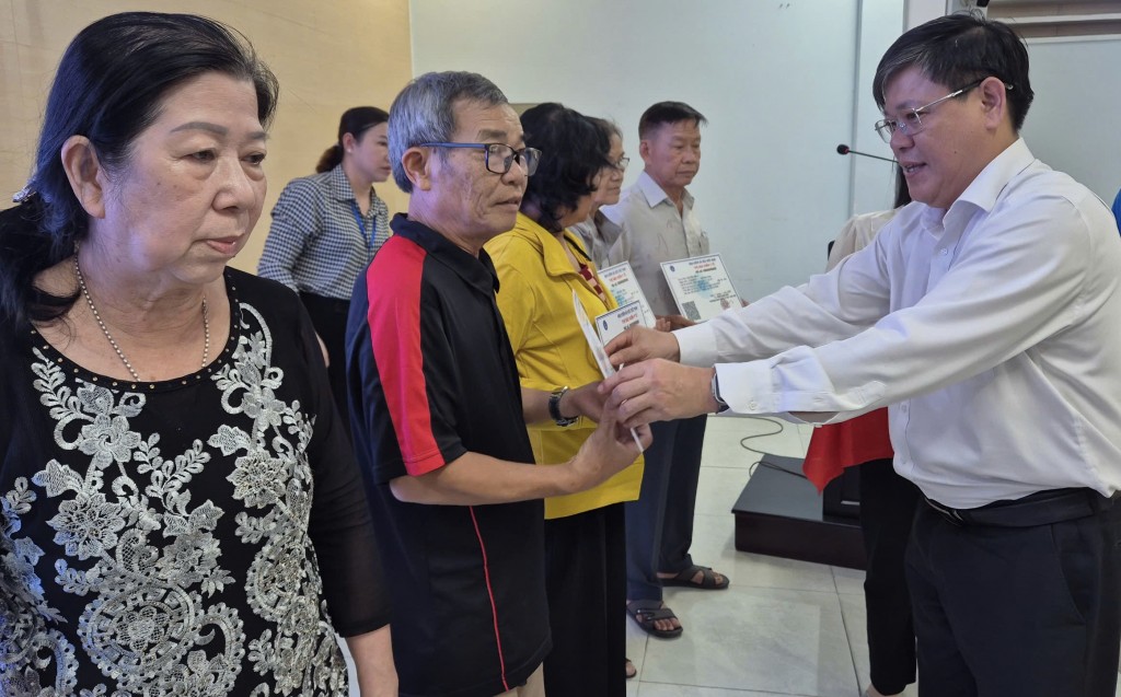 TP. Hồ Chí Minh: Niềm vui bất ngờ đến với người cao tuổi ở phường Trung Mỹ Tây