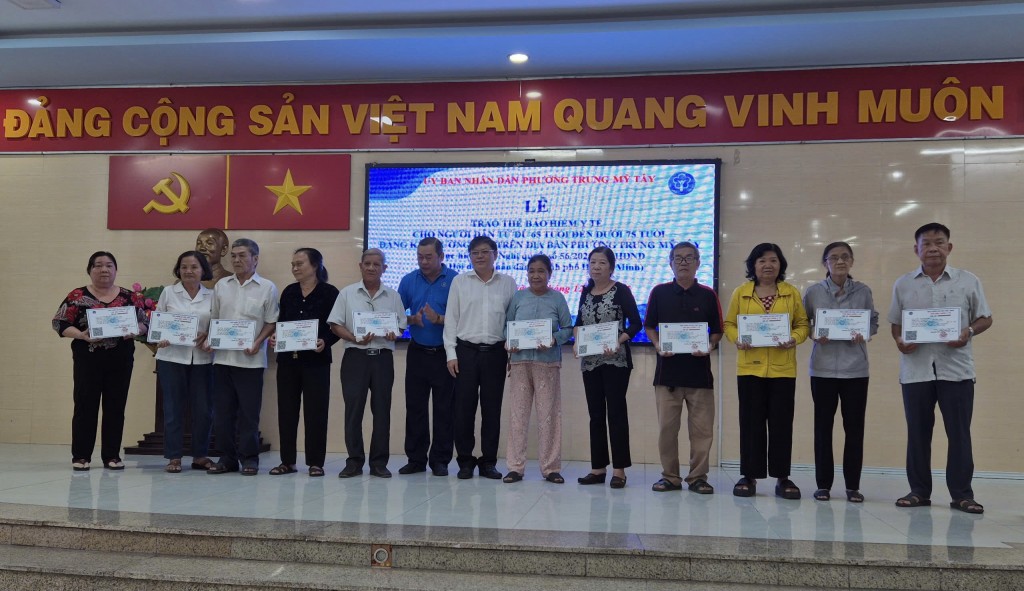 TP. Hồ Chí Minh: Niềm vui bất ngờ đến với người cao tuổi ở phường Trung Mỹ Tây