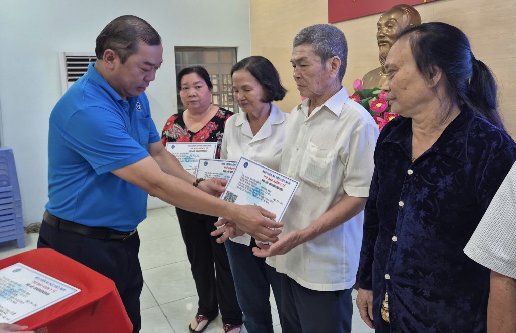 TP. Hồ Chí Minh: Niềm vui bất ngờ đến với người cao tuổi ở phường Trung Mỹ Tây