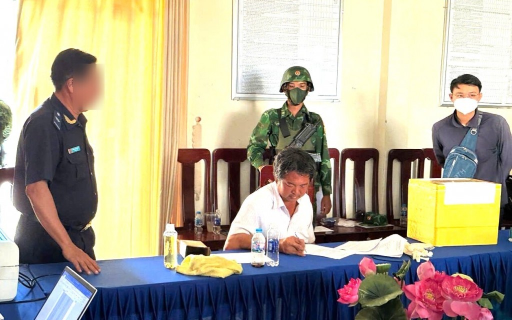 Hải quan Khánh Bình: Phối hợp bắt đối tượng vận chuyển 4 kg ma túy