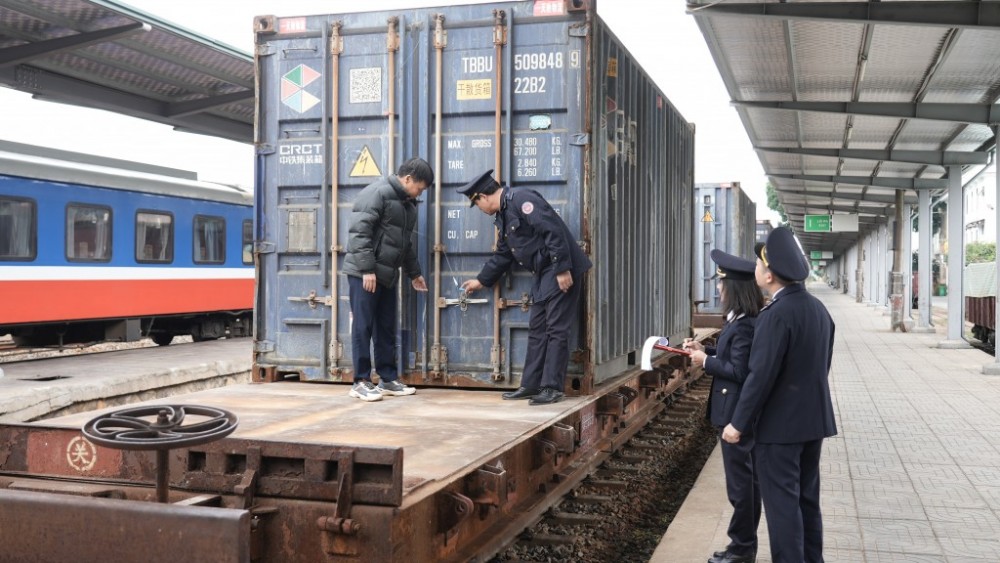 Đóng ghép hàng quá cảnh với hàng xuất khẩu tại cửa khẩu xuất cuối cùng