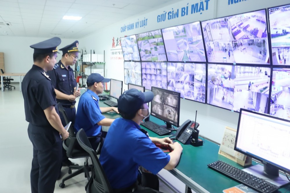 Công chức Hải quan kiểm tra hệ thống camera giám sát hàng hóa tại kho bãi của DN chế xuất. Ảnh: H.Nụ