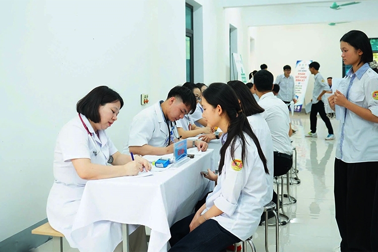 Nhiều phụ huynh vẫn chưa nắm rõ quy định về công tác chăm sóc sức khỏe ban đầu trong trường học.