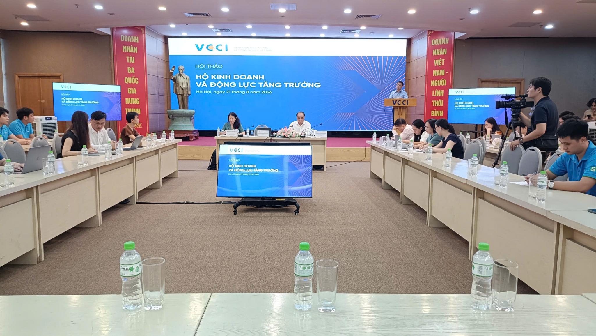 Các đại biểu tham dự, đóng góp ý kiến tại Hội thảo. Ảnh Trọng Nghĩa. 