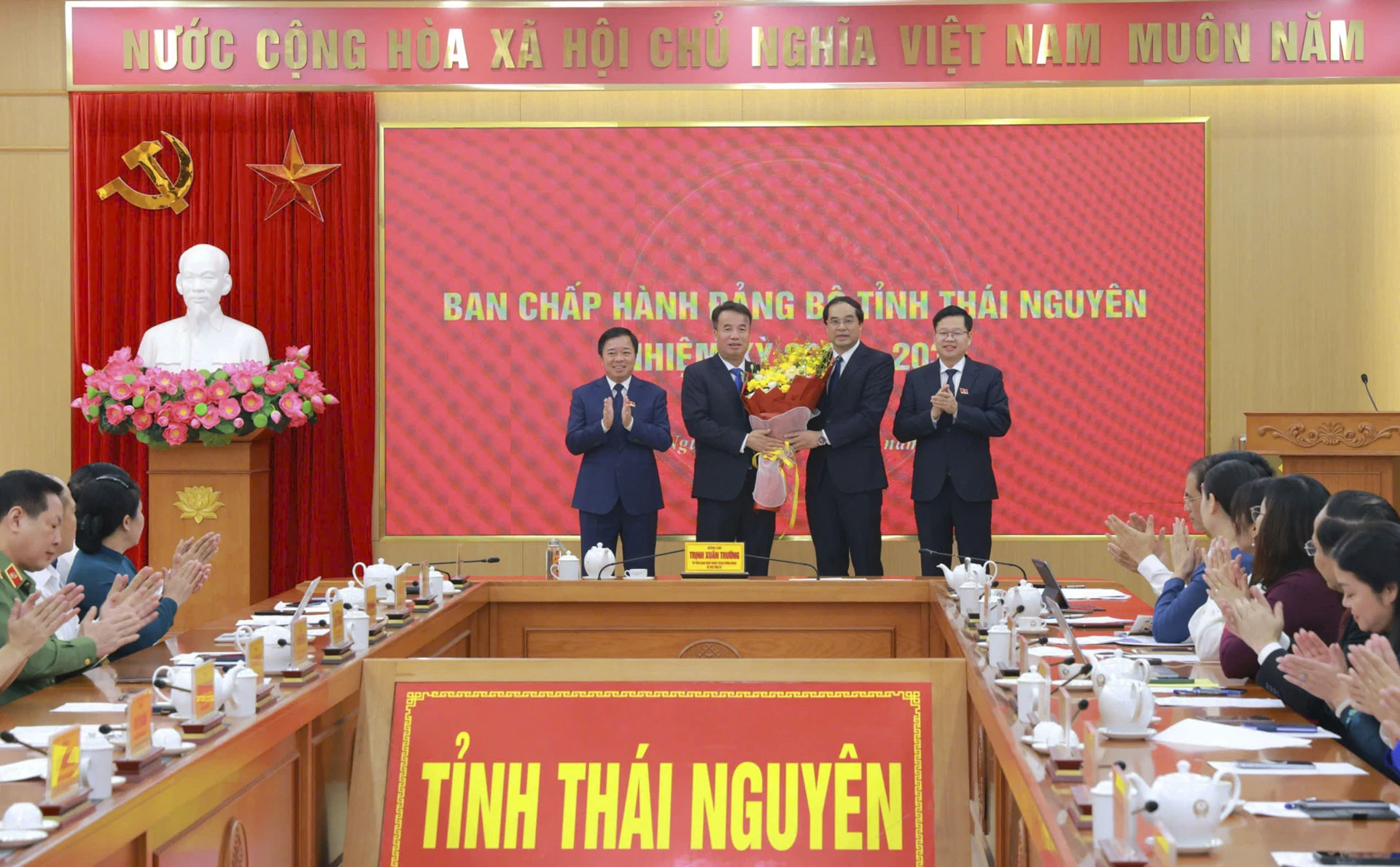 Ông Nguyễn Thế Mạnh được bầu giữ chức Chủ tịch UBND tỉnh Thái Nguyên