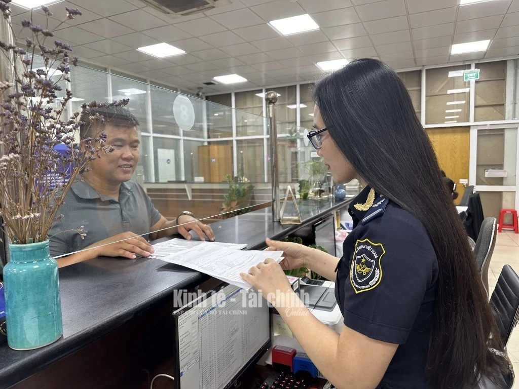 Công chức Chi cục Hải quan cửa khẩu cảng Sài Gòn khu vực 1 làm thủ tục XK hàng hóa cho doanh nghiệp. Ảnh: T.Hòa